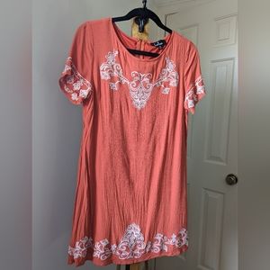 Flowy dress with Embroidery on the chest, sleeves